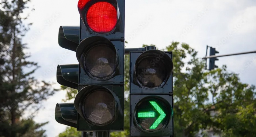 Как быть в ситуации, когда встал в правую полосу под стрелку, а ехать нужно прямо? Что говорят ПДД