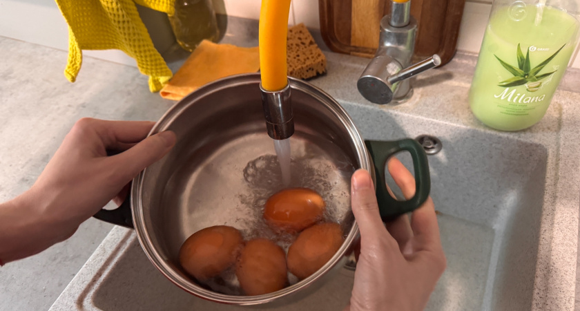 Почему нельзя не класть яйца после варки в холодную воду: ответ удивит