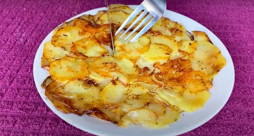 Съедят за минуту: рецепт из картофеля и лука, вкусное и сытное блюдо за копейки