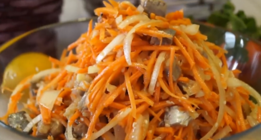 Свежемороженую сельдь покупаю килограммами, готовлю селедку "Хе", чем дольше стоит, тем пикантнее становится