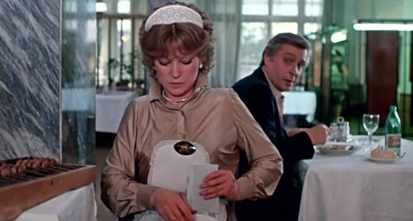 Кажется, именно этот салат ел герой фильма "Вокзал для двоих" в известной сцене. Очень вкусный, но забытый советский рецепт