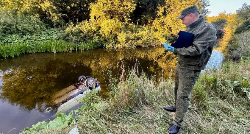 Утопленную "Оку" с телом женщины внутри нашли в реке под Вятскими Полянами