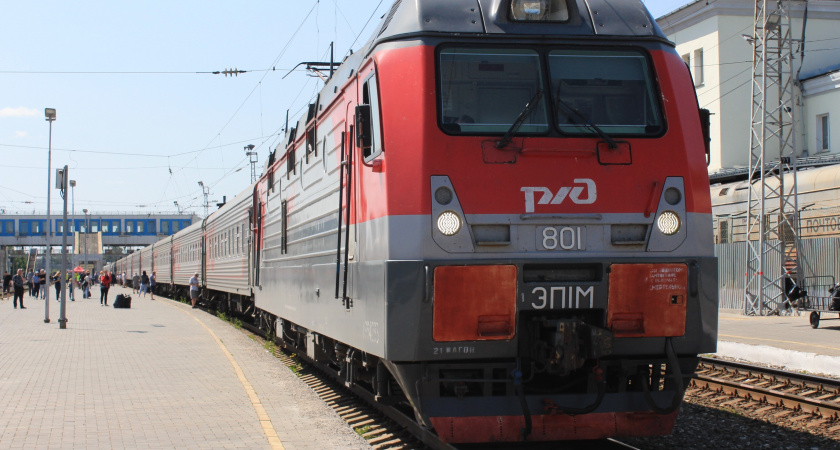 Пассажир снизу уступил мне место, а потом изводил меня, отказываясь забираться наверх