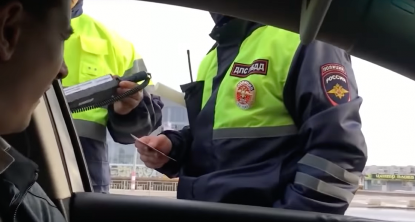 Гаишник начал задавать "личные" вопросы. Как правильно реагировать? Ответ автоюриста