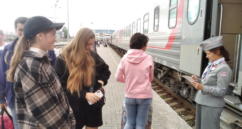 «Повар и официанты опоздали на рейс»: пассажирка рассказала о поездке во флагманском поезде РЖД