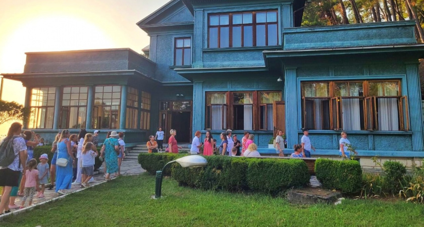 Самая неоднозначная экскурсия Абхазии - любимая дача Сталина "Холодная речка"