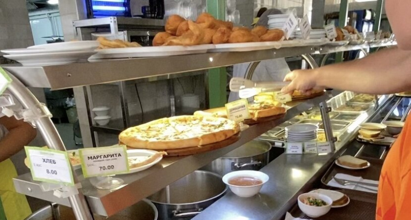 Отдых на Чёрном море: побывали в столовой, очередь в которую начиналась на улице