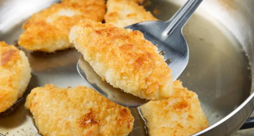 Как улучшить жареную рыбу: не распадается, не прилипает, румяная и сочная. 3 хитрости - сама от сковородки отскакивает и вкуснейшая