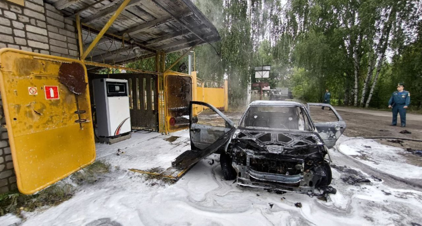 Два человека пострадали при пожаре на заправке в Яранске