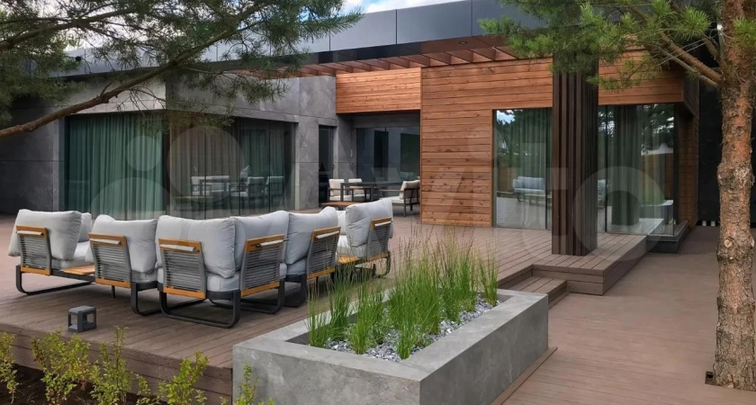 В Кировской области продают дом с бассейном и банным комплексом за 95 млн рублей