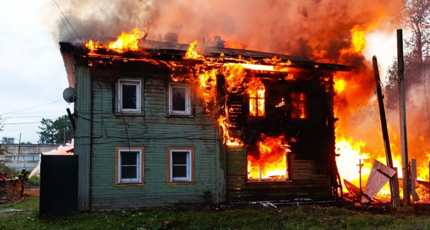 В Советске пламя охватило два жилых дома: мощный пожар тушили 22 огнеборца