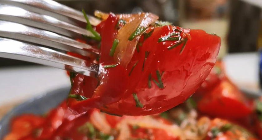 Не салат и не засолка, вкуснющая закуска из помидоров на скорую руку. Даже самые дешевые помидоры заиграют ярким вкусом