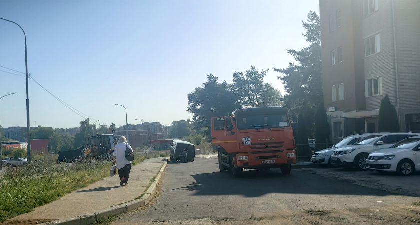 "С чепецкими дорогами можно остаться без машины": горожане обсуждают провалившийся асфальт около дома на Луначарского