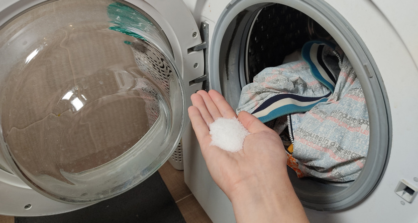 Теперь всегда добавляю соль в стиральную машину перед стиркой. Теперь и соседи делают также