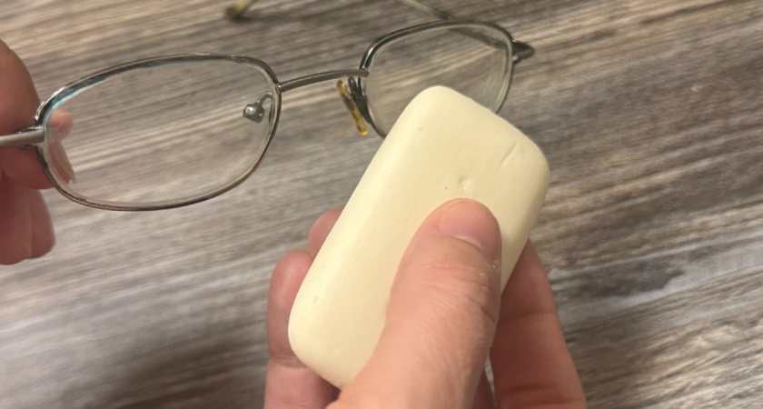 Теперь даже старые затертые и мутные очки будут как новые. Просто возьмите мыло. Не зря китайцы всегда так делают