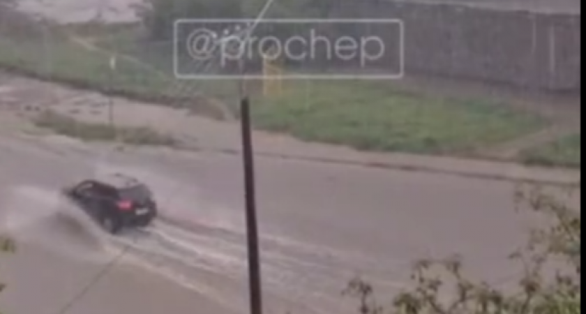 "Дети играют в лужах, а машины тонут": после ливня в Кирово-Чепецке затопило улицы и дороги