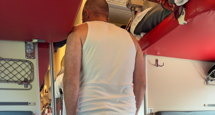 «Я выкупил всё купе, а ко мне проводник подселил какого-то пассажира». Имеет ли проводник на это право?