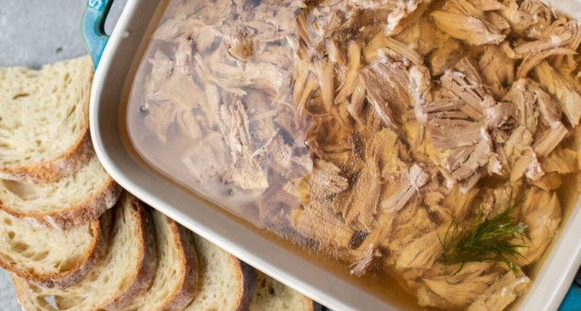 Холодец соседки удивил всех за столом, такого я не видела: прозрачный, хрустальный, вкусный - не оторвешься