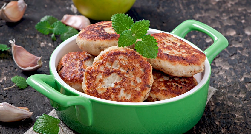 Не просто смешать и жарить: зачем мариновать фарш для котлет и как это делать правильно