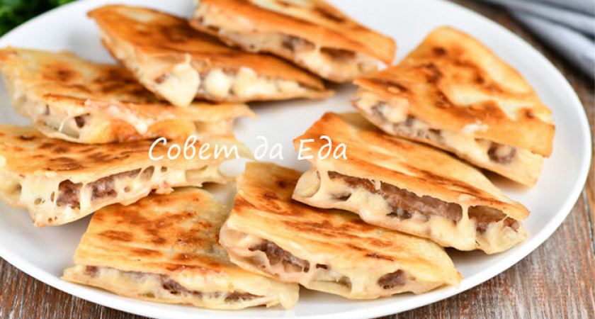 Смазываю лепешки фаршем, посыпаю сыром - и сразу на сковородку: отличный завтрак или перекус