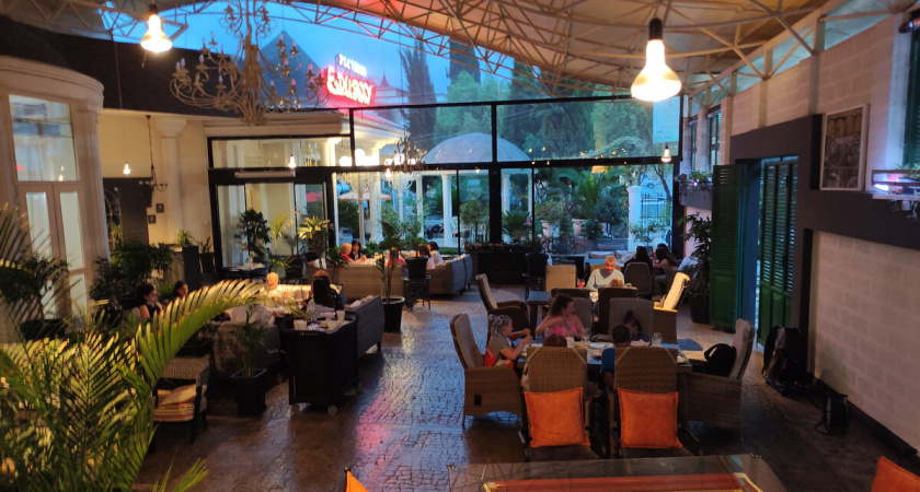 Посетила самый пафосный и дорогой ресторан Сухума. Показываю, чем накормили и сколько заплатила