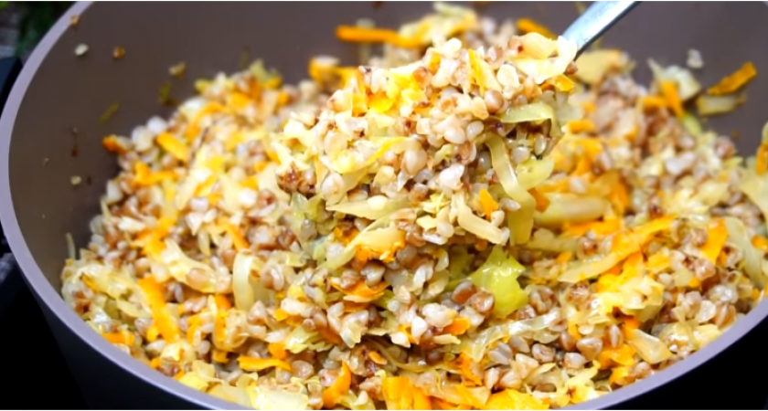 Гречневая каша с капустой: в моей семье ее съедают за раз