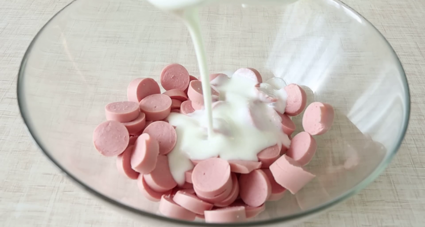 Просто заливаю сосиски кефиром и в духовку: готовлю уже 10 лет вместо пирожков