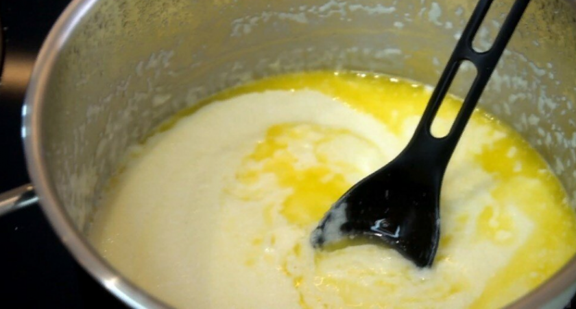 Когда хочу вкусную манную кашу, готовлю таким способом (муж и дети едят с добавкой)