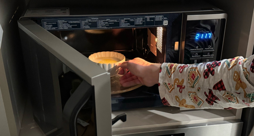 Насколько вредно греть пластик в микроволновке или замораживать его: ответ экспертов