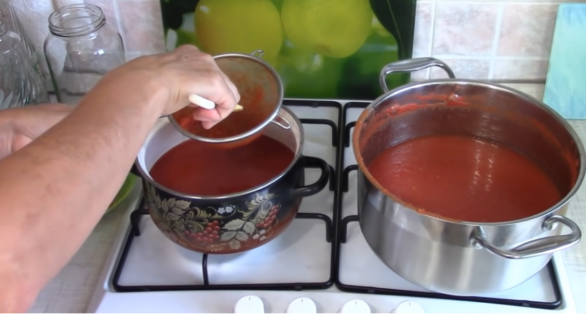 Завариваю домашний томатный сок по рецепту тещи из Астрахани. Из 8 кг помидоров получается 6,5 литра густого напитка без семечек