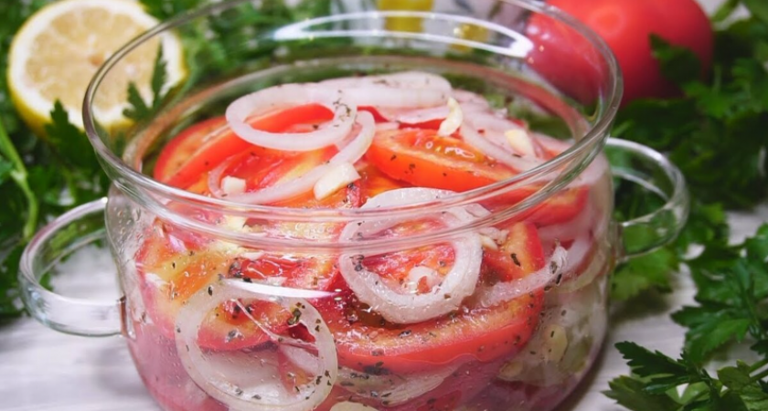 "Ходовая" закуска из помидоров в нашей семье: готовится не сложно, чем дольше стоит тем, лучше вкус