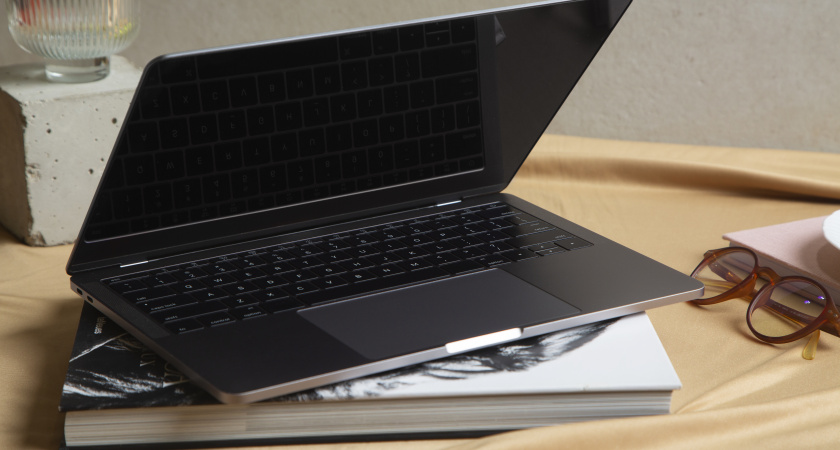 Нужно ли подкладывать тряпочку между экраном и клавиатурой ноутбука