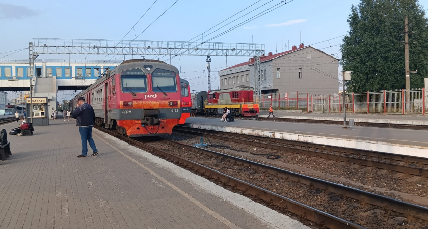 Что было внутри заколоченных туалетов советских электричек? От чайников для машинистов до зимних оконных рам