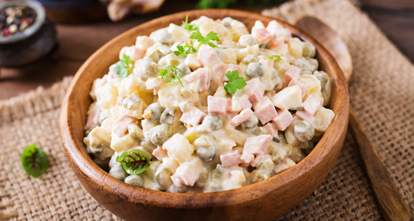 Добавьте это и уберите картофель — получите совершенно новый вариант салата "Оливье"