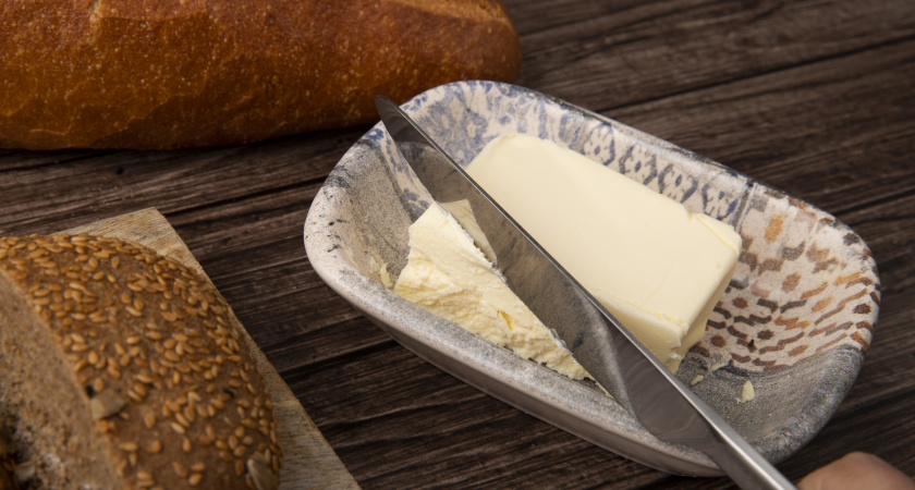 Как выбрать натуральное сливочное масло: одно слово на упаковке поможет определить качество