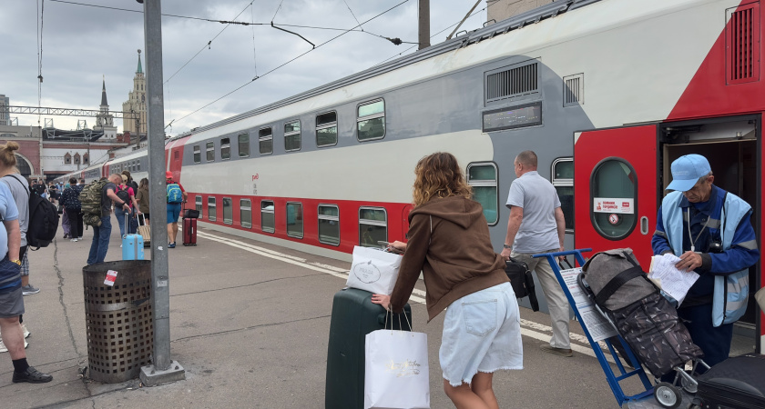 «Проводники – святые люди»: прошла за подушкой 11 вагонов, отдала свое одеяло пассажиру, успокоила бабушку