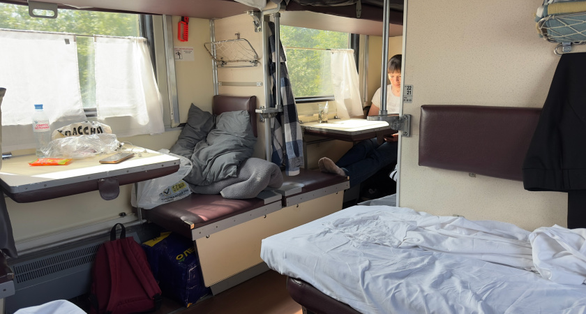 «Я всегда беру нижнюю!» – женщина спорила с билетом, заняла чужую полку, но цифры не соврали