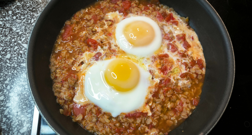 Обожаю томатную овсянку на завтрак: и до обеда не хочется есть