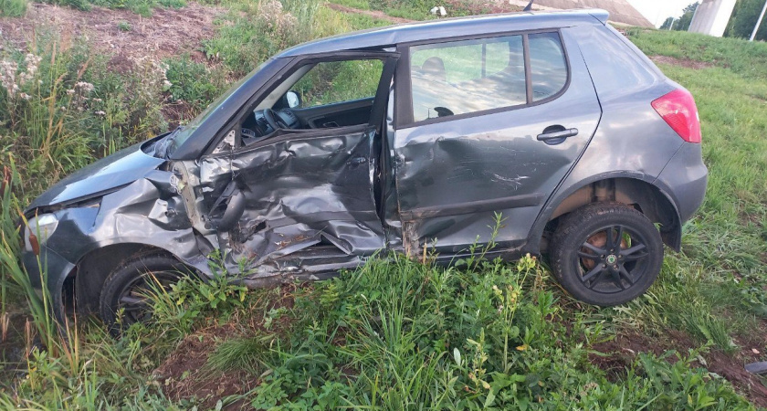 В Кирово-Чепецком районе микроавтобус и легковушка оказались в кювете