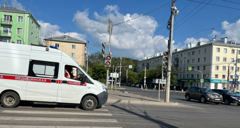 Под Кировом маленький мальчик залез на подоконник и выпал на улицу