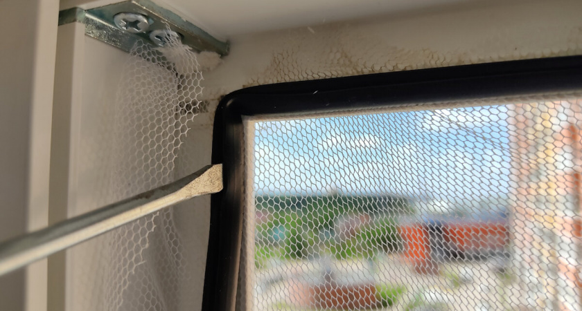 Узнал, как натянуть москитную сетку без каркаса на любое пластиковое окно: без саморезов и клея