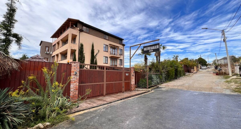 Помните семью из Брянска, строившую отель в Абхазии? Как живет русская семья 5 лет спустя