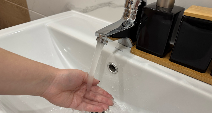 Химик-лаборант подсказал, как убрать желтизну на акриловой раковине (мойке): 180 секунд и даже губкой ничего не нужно тереть