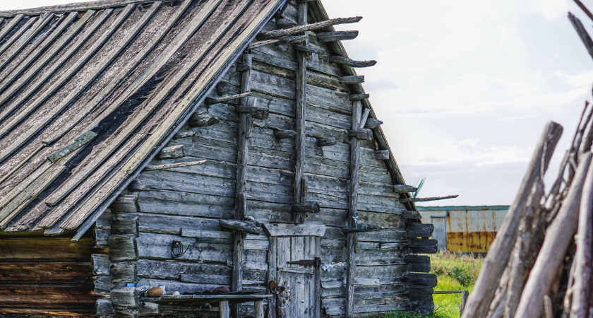 15 лет назад мужчина купил заброшенный терем в глуши. Как изменилось это место