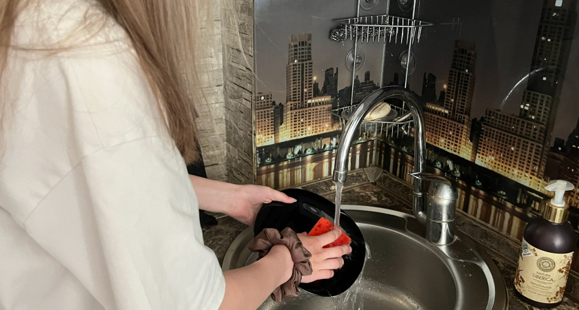 Почему нельзя мыть посуду в гостях - запомните раз и навсегда