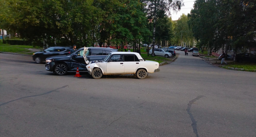 В Кирово-Чепецке столкнулись Geely Monjaro и "ВАЗ"