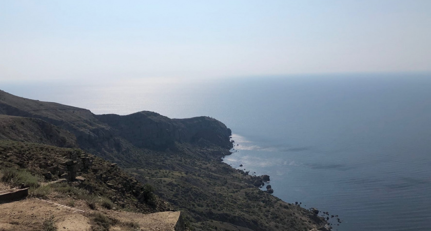 Туристы в шоке: Азовское море вместо отдыха подарило окурки, медуз и полное разочарование