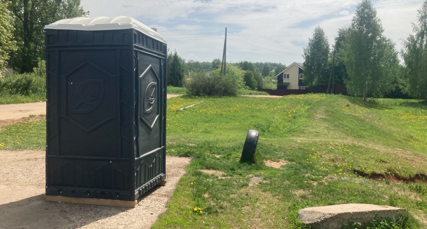 Что добавлять в дачный туалет, чтобы отходы растворялись и запаха не было: эффективные средства