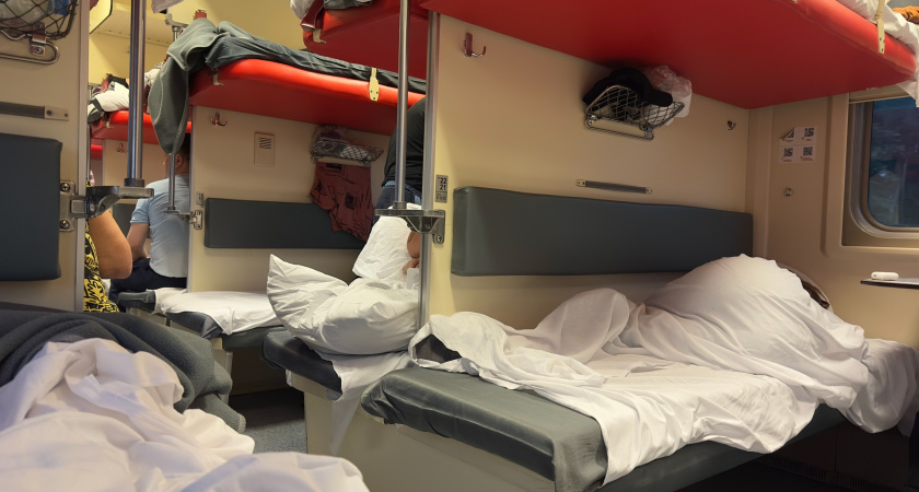 Вернулась в купе после туалета – а мою полку заняла женщина и отказывалась вставать