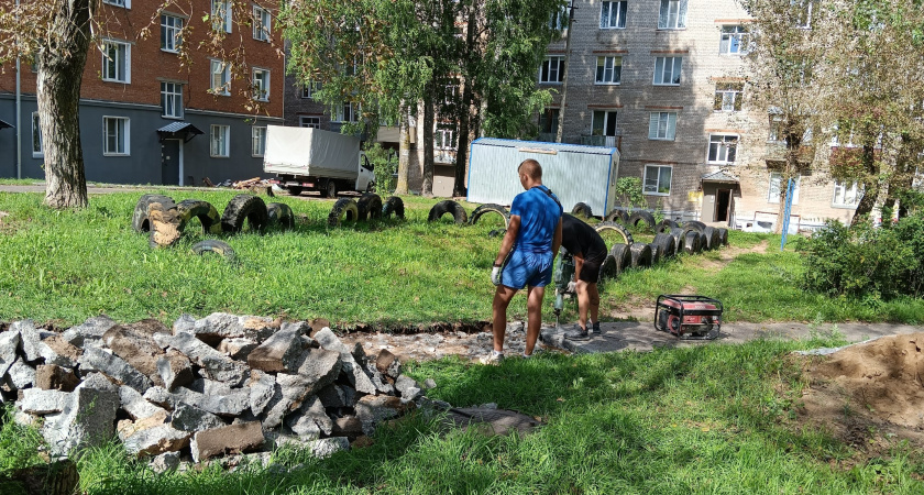 В Кирово-Чепецке начался ремонт лестницы и тротуара по инициативе жителей